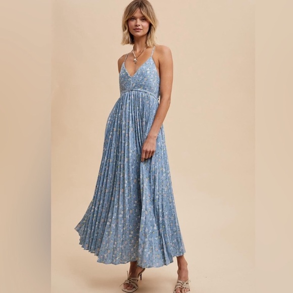 in loom Dresses & Skirts - Floral pleated maxi dress NWT